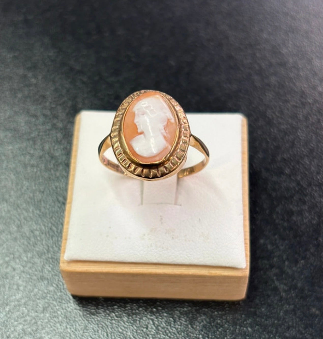 9ct gold  1980s cameo ring U