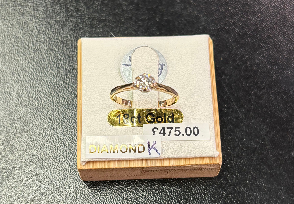 9 carat yellow gold single stone diamond ring  K￼