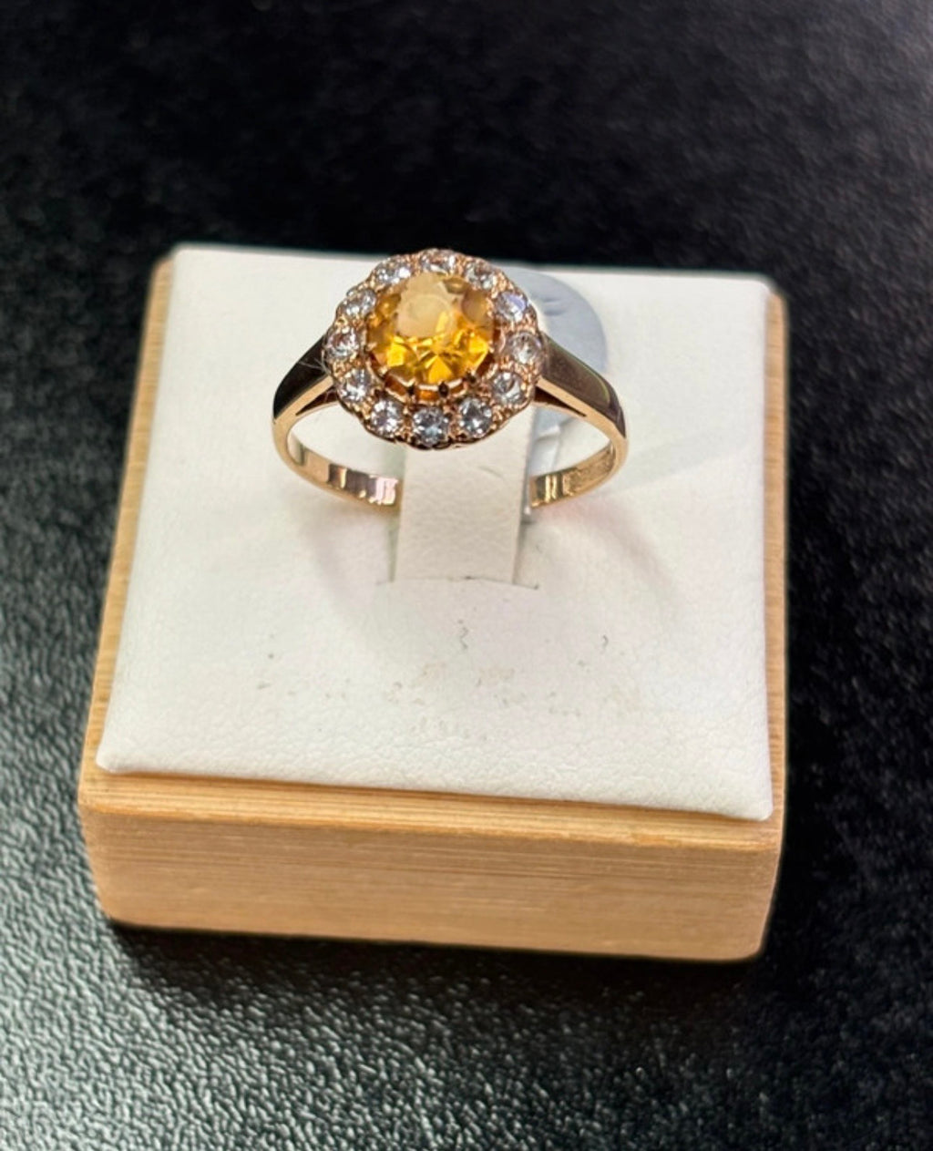 9ct gold citrine & c/z  cluster ring O