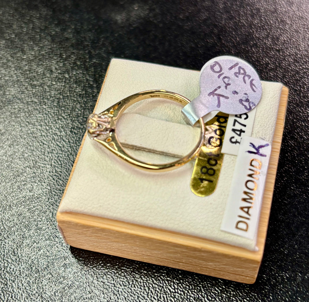 9 carat yellow gold single stone diamond ring  K￼