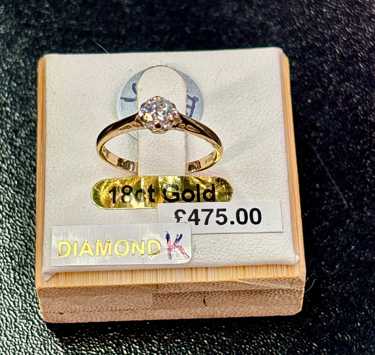 9 carat yellow gold single stone diamond ring  K￼
