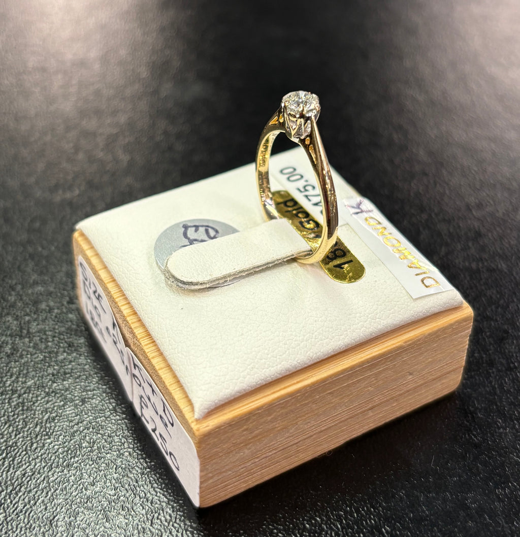 9 carat yellow gold single stone diamond ring  K￼